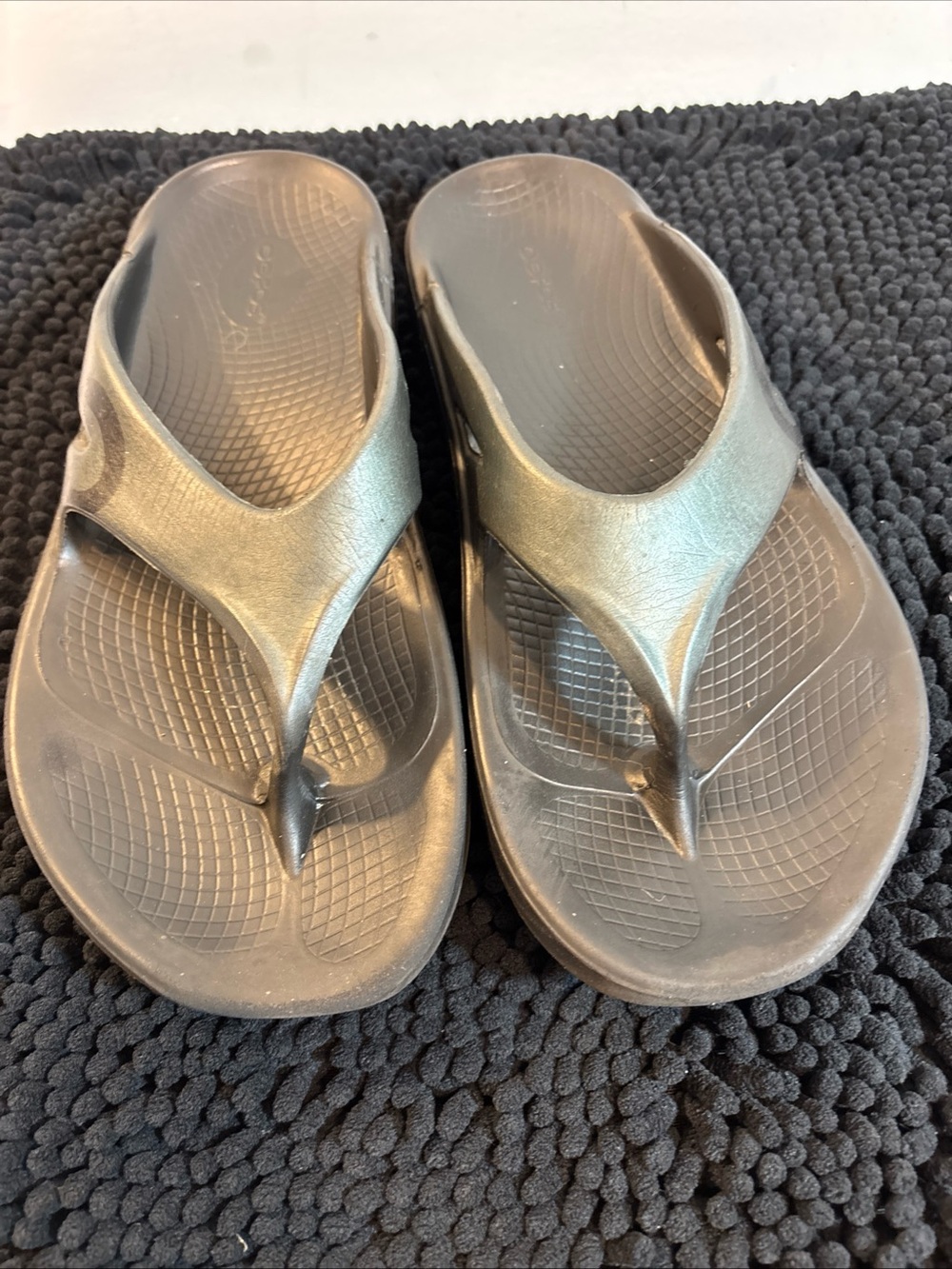 Oofos men’s Black Slip-On Thong Sandals